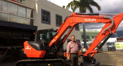 M. Potier avec une pelleteuse Kubota de modèle KX080-4α.